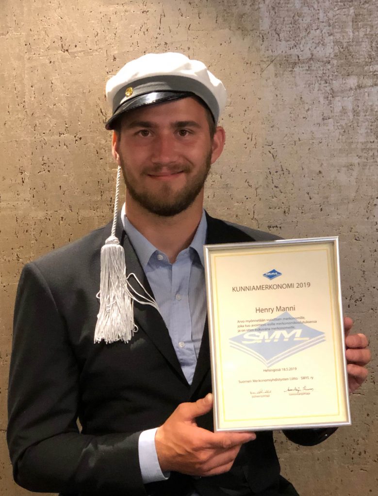 Henry Manni, liikuntaneuvoja ja esteettömyyskartoittaja on SMYL-liiton kunniamerkonomi 2019. Lue Henryn tie vammaishuippu-urheilijaksi Merkonomi News 2 2019.